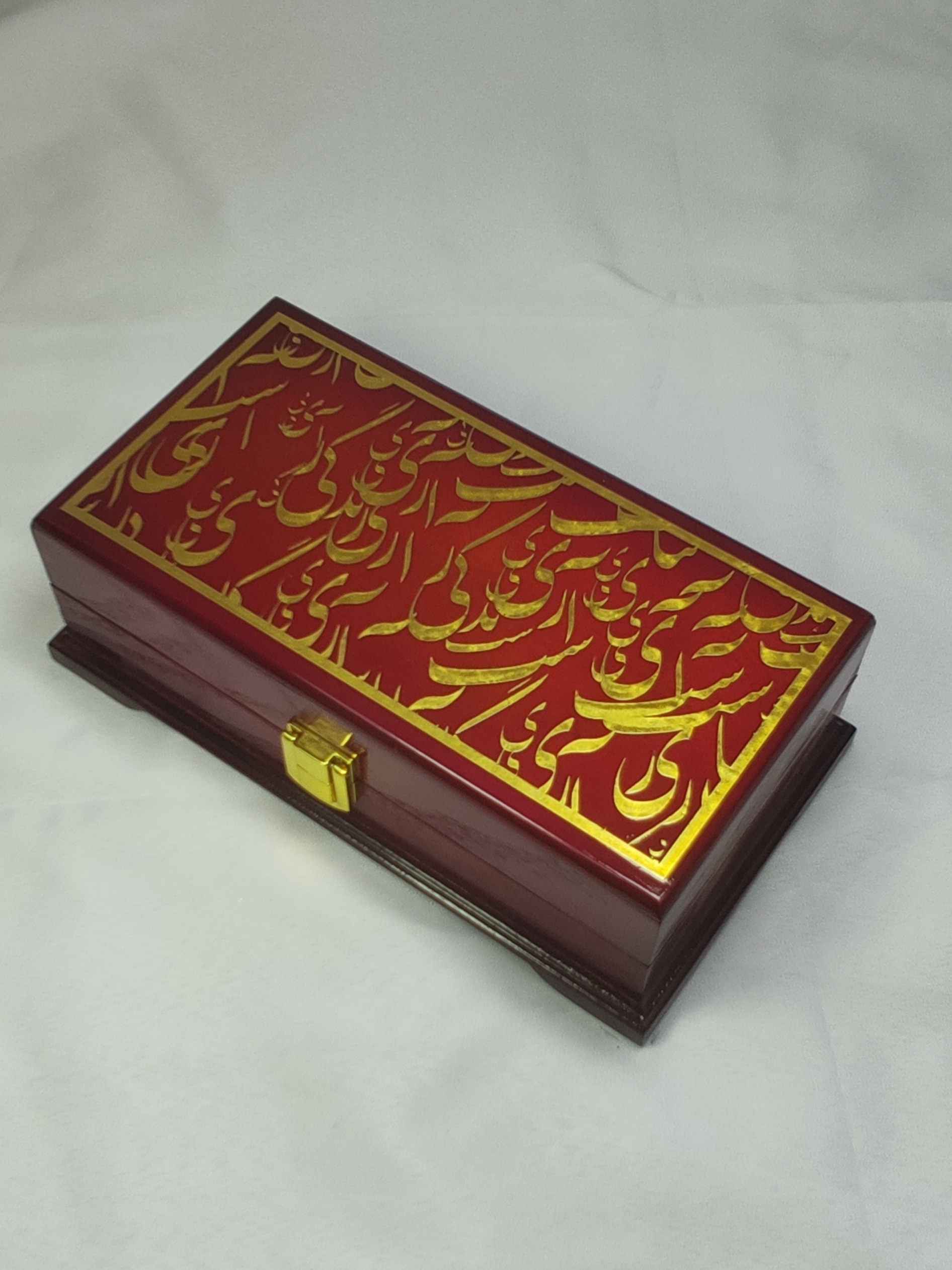 جعبه چوبی گره تایپوگرافی طلایی را
