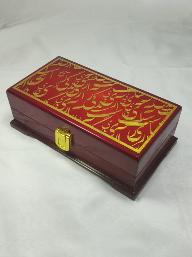 جعبه چوبی گره تایپوگرافی طلایی را